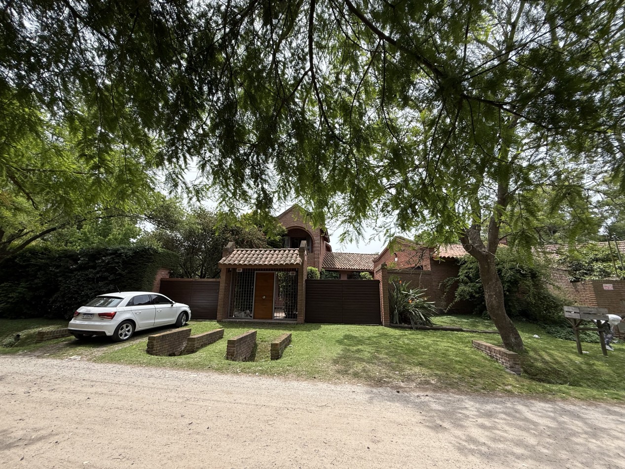 CASA DE ESTILO EN VENTA - VILLA ELISA  Lote de 1/4 de manzana - Parque, diseño y calidad constructiva