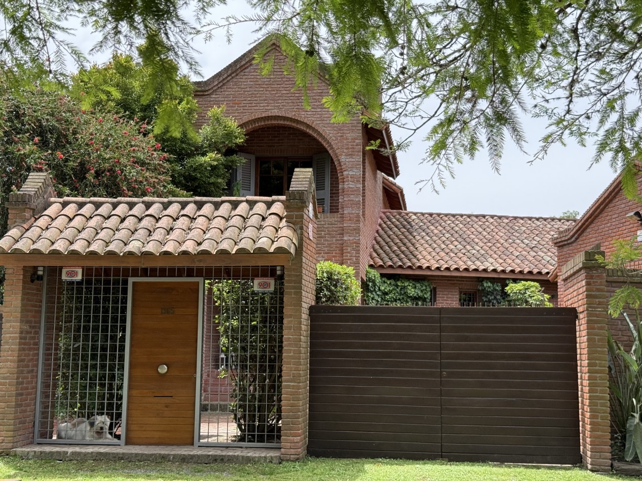 CASA DE ESTILO EN VENTA - VILLA ELISA  Lote de 1/4 de manzana - Parque, diseño y calidad constructiva