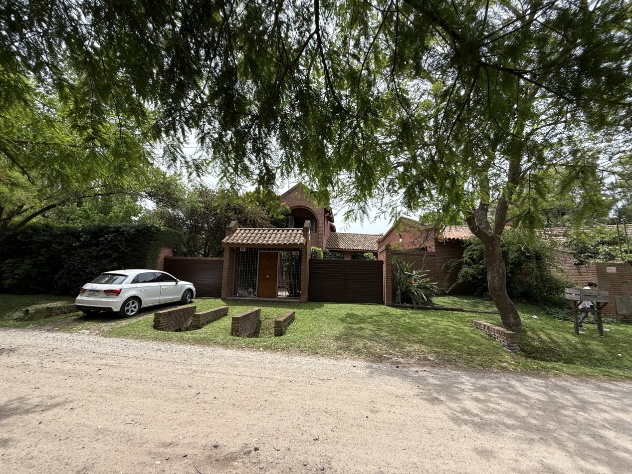 CASA DE ESTILO EN VENTA - VILLA ELISA  Lote de 1/4 de manzana - Parque, diseño y calidad constructiva