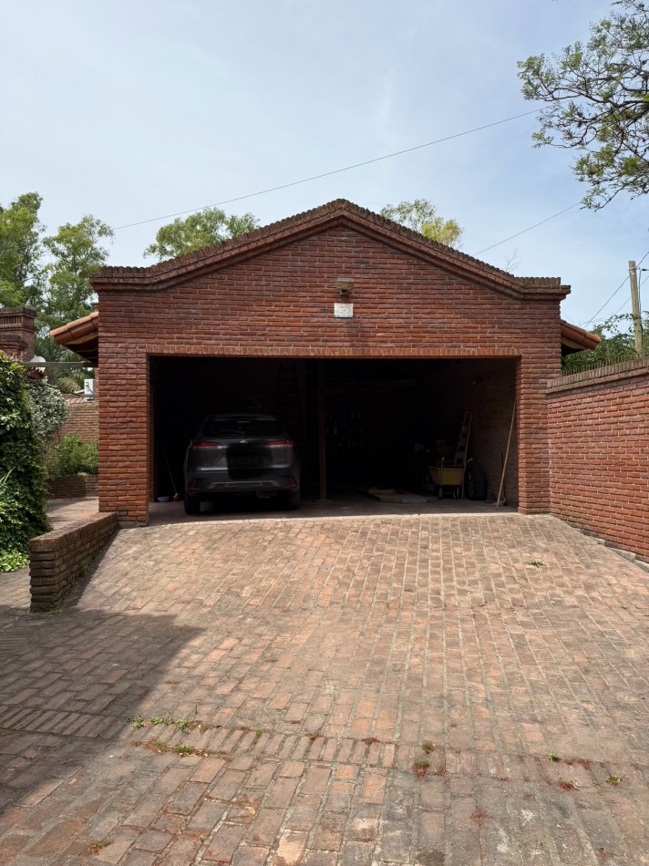 CASA DE ESTILO EN VENTA - VILLA ELISA  Lote de 1/4 de manzana - Parque, diseño y calidad constructiva