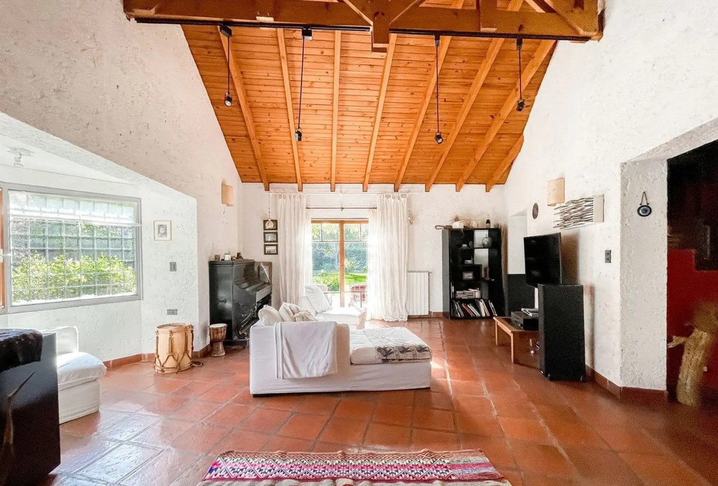 CASA DE ESTILO EN VENTA - VILLA ELISA  Lote de 1/4 de manzana - Parque, diseño y calidad constructiva