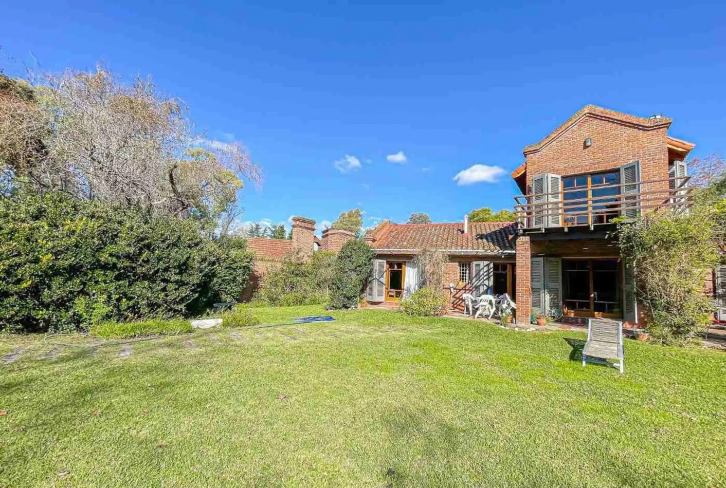 CASA DE ESTILO EN VENTA - VILLA ELISA  Lote de 1/4 de manzana - Parque, diseño y calidad constructiva