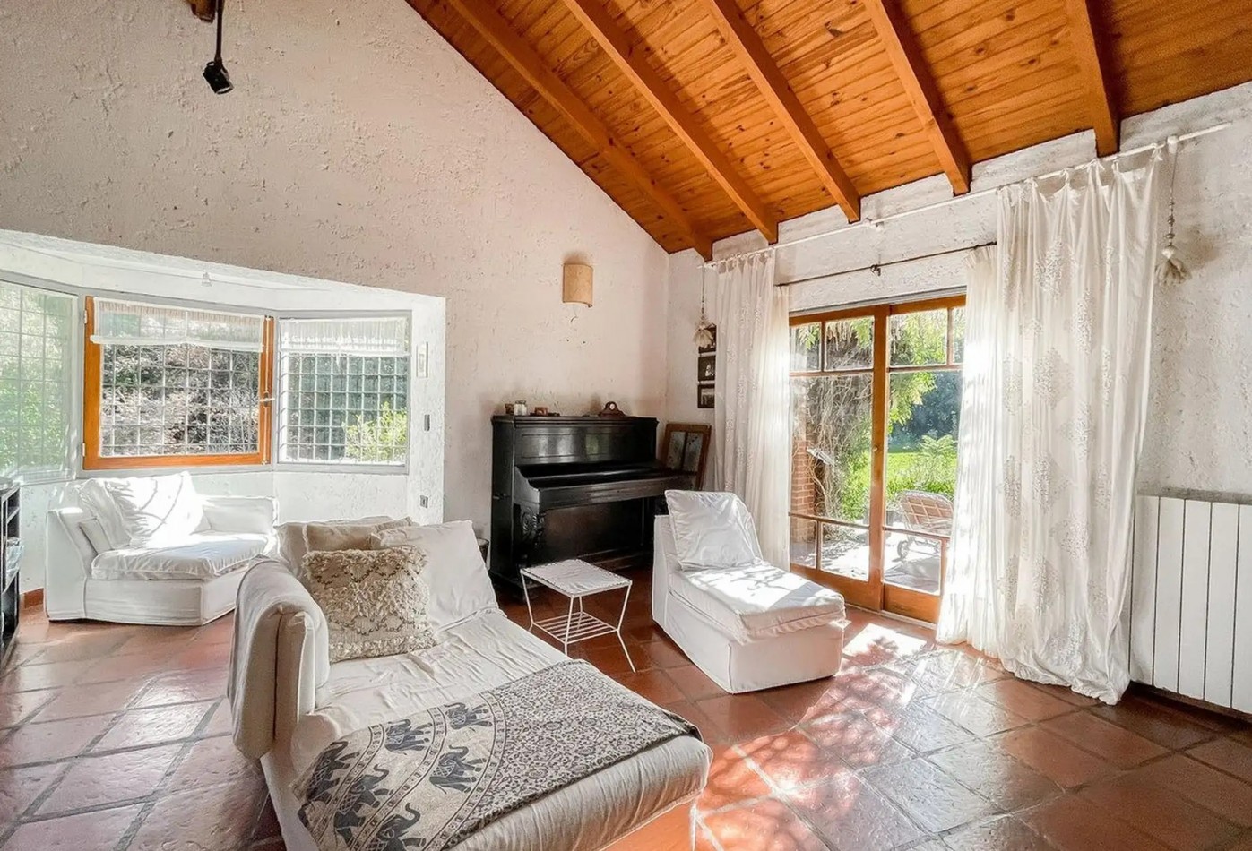 CASA DE ESTILO EN VENTA - VILLA ELISA  Lote de 1/4 de manzana - Parque, diseño y calidad constructiva