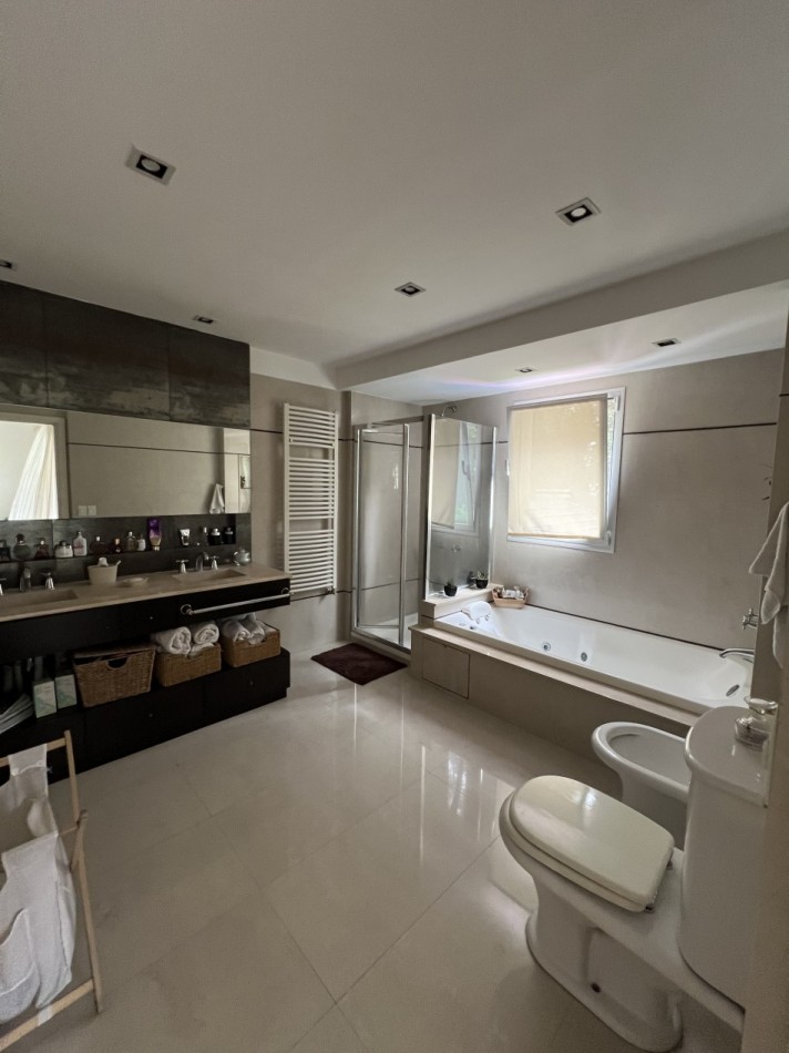 Importante casa a la venta en Fincas de Iraola
