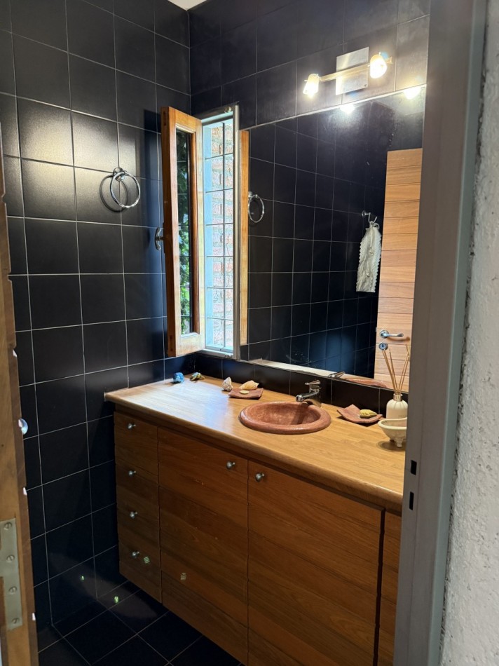 CASA DE ESTILO EN VENTA - VILLA ELISA  Lote de 1/4 de manzana - Parque, diseño y calidad constructiva