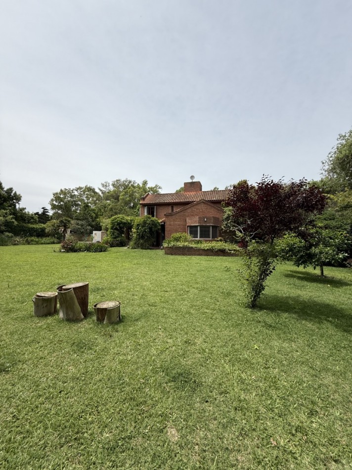 CASA DE ESTILO EN VENTA - VILLA ELISA  Lote de 1/4 de manzana - Parque, diseño y calidad constructiva