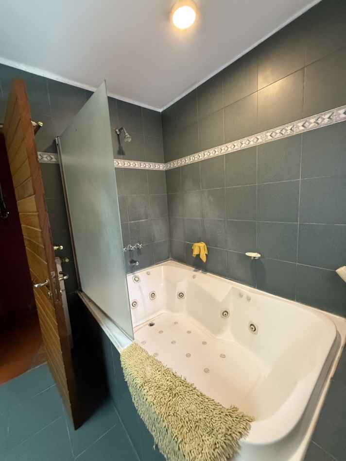 CASA DE ESTILO EN VENTA - VILLA ELISA  Lote de 1/4 de manzana - Parque, diseño y calidad constructiva