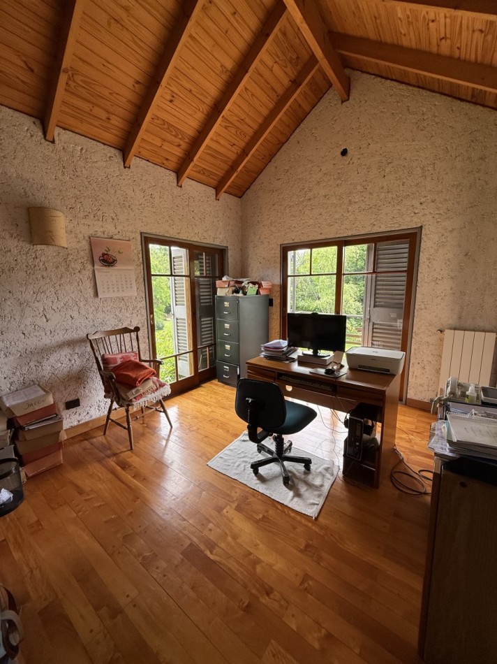 CASA DE ESTILO EN VENTA - VILLA ELISA  Lote de 1/4 de manzana - Parque, diseño y calidad constructiva