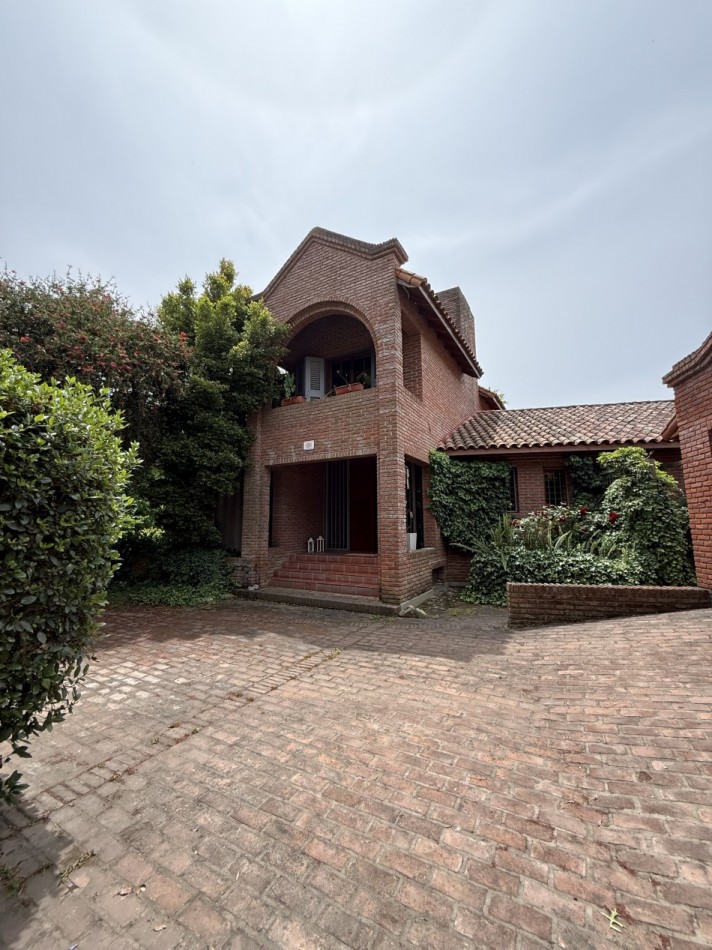 CASA DE ESTILO EN VENTA - VILLA ELISA  Lote de 1/4 de manzana - Parque, diseño y calidad constructiva